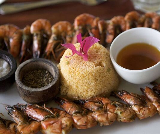 Mozambik mutfağı, Afrika kıtasının doğusunda Hint Okyanusu kıyısında yer almanın sunduğu avantajlarla şekillenmiştir. Yerel kabilelerin yüzyıllardır uyguladığı yemek kültürü, deniz ürünlerinin bolluğu ve tarım ürünlerinin çeşitliliğiyle birleşerek özgün bir mutfak ortaya çıkarmıştır. Bununla birlikte, ülkenin tarih boyunca Portekiz sömürgesi olması, mutfağa derin bir Avrupa etkisi bırakmıştır. Konulu bir haber görseli.