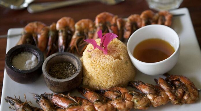 Mozambik mutfağı, Afrika kıtasının doğusunda Hint Okyanusu kıyısında yer almanın sunduğu avantajlarla şekillenmiştir. Yerel kabilelerin yüzyıllardır uyguladığı yemek kültürü, deniz ürünlerinin bolluğu ve tarım ürünlerinin çeşitliliğiyle birleşerek özgün bir mutfak ortaya çıkarmıştır. Bununla birlikte, ülkenin tarih boyunca Portekiz sömürgesi olması, mutfağa derin bir Avrupa etkisi bırakmıştır. Konulu bir haber görseli.