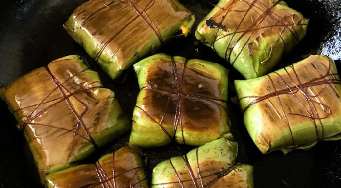 Muz Yaprağında Pişirme: Lezzetli ve Aromatik Yemeklerin Sırrı Muz yaprağı pişirme yöntemi, özellikle et, balık, sebze ve baklagillerde fark yaratır. Yiyeceklerin paketlenmesi sırasında aromalar yaprak tarafından hapsedilir ve yemekler hem görsel hem de tat açısından zengin bir sonuç elde eder.