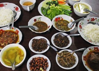 Myanmar, Güneydoğu Asya’nın kalbinde yer alan ve tarih boyunca farklı kültürlerin etkisi altında kalan bir ülkedir. Bu durum, Myanmar mutfağının zengin ve çeşitli bir yapıya sahip olmasını sağlamıştır. Çin, Hindistan ve Tayland mutfaklarından alınan etkiler, yemeklerde baharat, aroma ve pişirme teknikleri açısından kendini gösterir. Myanmar mutfağı, hem lezzet hem de görsellik açısından öne çıkarak kültürel bir deneyim sunar. Konulu bir haber görseli.