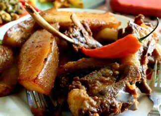 Nagaland Mutfağı, Hindistan’ın kuzeydoğu bölgesinde yer alan Nagaland eyaletine özgü geleneksel yemek kültürünü temsil eder. Bölge, et ve taze sebzelerle zenginleşmiş bir gastronomi mirasına sahiptir. Tarih boyunca Nagaland halkı, tarım ve avcılıkla geçim sağlamış, bu da mutfağın malzeme çeşitliliğine yansımıştır. Konulu bir haber görseli.