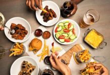 Namibya mutfağı, Afrika kıtasının en özgün ve çeşitli mutfaklarından biri olarak bilinir. Coğrafi konumu, yerli halkların gelenekleri ve Avrupa sömürge döneminden kalan izler mutfağın karakterini şekillendirmiştir. Yerli kabilelerin doğadan elde ettiği yiyecekler, vahşi yaşamın sunduğu et çeşitleri ve kolonizasyonla gelen Avrupalı tatların birleşimi, bugün Namibya sofralarında eşsiz bir zenginlik yaratır. Konulu bir haber görseli.