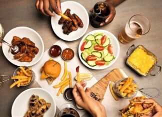 Namibya mutfağı, Afrika kıtasının en özgün ve çeşitli mutfaklarından biri olarak bilinir. Coğrafi konumu, yerli halkların gelenekleri ve Avrupa sömürge döneminden kalan izler mutfağın karakterini şekillendirmiştir. Yerli kabilelerin doğadan elde ettiği yiyecekler, vahşi yaşamın sunduğu et çeşitleri ve kolonizasyonla gelen Avrupalı tatların birleşimi, bugün Namibya sofralarında eşsiz bir zenginlik yaratır. Konulu bir haber görseli.