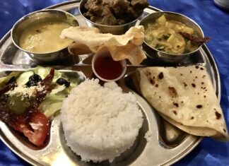 Nauru Mutfağı, Pasifik Okyanusu’nun küçük ama zengin kültüre sahip adası Nauru’nun gastronomi dünyasını yansıtır. Adanın coğrafi yapısı ve tropikal iklimi, yerel halkın yemek alışkanlıklarını doğrudan etkilemiştir. Deniz ürünleri, tropikal meyveler ve kök sebzeler, Nauru mutfağının temel malzemeleridir. Konulu bir haber görseli.