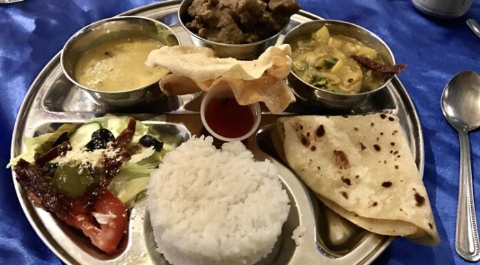 Nauru Mutfağı Nauru Mutfağı, Pasifik Okyanusu’nun küçük ama zengin kültüre sahip adası Nauru’nun gastronomi dünyasını yansıtır. Adanın coğrafi yapısı ve tropikal iklimi, yerel halkın yemek alışkanlıklarını doğrudan etkilemiştir. Deniz ürünleri, tropikal meyveler ve kök sebzeler, Nauru mutfağının temel malzemeleridir. Konulu bir haber görseli.