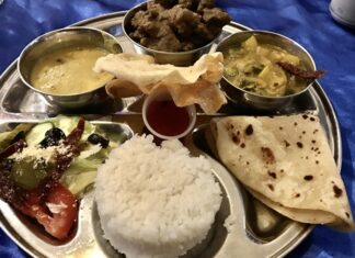 Nauru mutfağı, Güney Pasifik’teki küçük adalarda gelişmiş, taze ve doğal ürünlere dayalı bir mutfaktır. Tarih boyunca Polynesian kültürü ve Avustralya etkisi ile şekillenmiş olan bu mutfak, hem günlük yaşamda hem de özel günlerde toplumsal bir bağ kurma aracı olarak önem taşır. Konulu bir haber görseli.