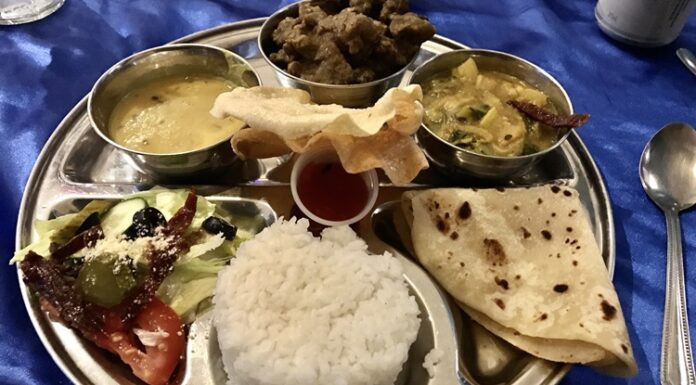 Nauru mutfağı, Güney Pasifik’teki küçük adalarda gelişmiş, taze ve doğal ürünlere dayalı bir mutfaktır. Tarih boyunca Polynesian kültürü ve Avustralya etkisi ile şekillenmiş olan bu mutfak, hem günlük yaşamda hem de özel günlerde toplumsal bir bağ kurma aracı olarak önem taşır. Konulu bir haber görseli.