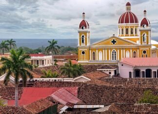 Nikaragua mutfağı, Orta Amerika'nın tarihî ve kültürel mirasını yansıtan özgün bir gastronomi geleneğine sahiptir. Ülkenin tarihî geçmişi, İspanyol kolonizasyonu ve yerel yerli topluluklarının etkisi mutfak kültürünü şekillendirmiştir. Bu etkileşimler, yemeklerde hem geleneksel hem de modern tatların bir arada bulunmasını sağlar. Konulu bir haber görseli.