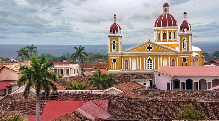 Nikaragua mutfağı, Orta Amerika'nın tarihî ve kültürel mirasını yansıtan özgün bir gastronomi geleneğine sahiptir. Ülkenin tarihî geçmişi, İspanyol kolonizasyonu ve yerel yerli topluluklarının etkisi mutfak kültürünü şekillendirmiştir. Bu etkileşimler, yemeklerde hem geleneksel hem de modern tatların bir arada bulunmasını sağlar. Konulu bir haber görseli.