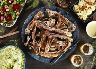 Norveç mutfağı, İskandinav coğrafyasının soğuk ve temiz denizlerinden, yemyeşil vadilerinden ve uzun kış aylarından beslenen, doğal malzemelere dayalı bir gastronomi kültürüdür. Ülkenin coğrafi konumu ve iklimi, yemeklerde kullanılan malzemelerin çeşitliliğini ve pişirme yöntemlerini doğrudan şekillendirmiştir. Deniz ürünleri, av etleri ve süt ürünleri mutfağın temel taşlarını oluşturur. Konulu bir haber görseli.