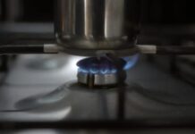 İnsanlık tarihine bakıldığında ocak, hem barınmanın hem de yaşamın merkezinde yer alan önemli bir unsur olarak karşımıza çıkar. Ateşin keşfinden sonra insanlar için hem güvenlik hem de beslenme açısından temel bir kaynak haline gelen ocaklar, ilk başta basit taş yığınları şeklindeydi. Zamanla gelişen toplumlarda ocak, sadece yemek pişirme aracı değil aynı zamanda sosyal bağların kurulduğu bir merkez olarak değerlendirildi. Konulu bir haber görseli.