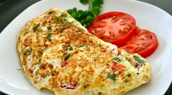 Omletin Sofralardaki Yeri ve Sağlıklı Tüketim İpuçları Omletin bu kadar yaygınlaşmasının sebeplerinden biri, pratik yemekler arasında yer almasıdır.