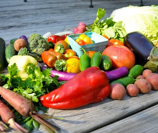 Günümüzde sağlıklı beslenmeye yönelik farkındalığın artmasıyla birlikte organik ürünler pazarı büyük bir ivme kazanıyor. Tüketiciler, doğallığı ve katkı maddesi içermeyen gıdaları tercih ederek hem kendi sağlıklarını hem de çevreyi korumayı amaçlıyor. Market raflarında ve yerel üreticilerin tezgahlarında artık organik sebze, meyve ve süt ürünlerine daha fazla rastlanıyor. Konulu bir haber görseli.