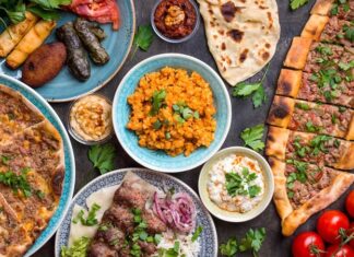 Orta Doğu Mutfağı, tarih boyunca farklı medeniyetlerin bir araya gelmesiyle şekillenmiş eşsiz bir mutfaktır. Persler, Osmanlılar, Arap kabileleri ve Akdeniz’in kadim uygarlıkları bu mutfağın gelişiminde önemli bir rol oynamıştır. Yüzyıllar boyunca ticaret yolları üzerinden taşınan baharatlar, otlar ve pişirme teknikleri Orta Doğu sofralarını zenginleştirmiştir. Bu nedenle bölgenin mutfak kültürü sadece yemek değil, aynı zamanda tarihsel bir miras olarak da görülmektedir. Konulu bir haber görseli.