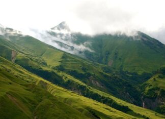 Oset mutfağı, Kuzey Kafkasya bölgesinde, özellikle Osetya’da yüzyıllar boyunca şekillenen zengin bir gastronomi kültürüne sahiptir. Bölgenin dağlık yapısı, soğuk iklimi ve yerel tarım ürünleri, mutfağın temelini oluşturmuştur. Oset yemekleri, hem besleyici hem de dayanıklılık sağlayan bir nitelik taşır. Bu mutfak, Oset halkının kültürel kimliğini sofralara taşır ve geleneksel yaşamla iç içe gelişmiştir. Konulu bir haber görseli.