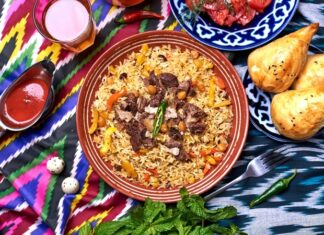 Özbekistan mutfağı, Orta Asya’nın bereketli topraklarında, tarih boyunca farklı kültürlerin etkisiyle şekillenmiş zengin bir gastronomi mirasına sahiptir. İpek Yolu’nun kesişim noktalarından biri olan Özbekistan, hem Doğu hem de Batı mutfak geleneklerini harmanlamış, yemek kültürünü çeşitlendirmiştir. Et ve tahıllar, mutfağın temelini oluştururken; baharatlar ve taze sebzeler, yemeklere özgün tat ve aroma kazandırır. Konulu bir haber görseli.