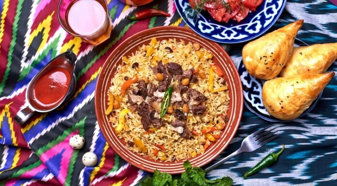 Özbekistan mutfağı, Orta Asya’nın bereketli topraklarında, tarih boyunca farklı kültürlerin etkisiyle şekillenmiş zengin bir gastronomi mirasına sahiptir. İpek Yolu’nun kesişim noktalarından biri olan Özbekistan, hem Doğu hem de Batı mutfak geleneklerini harmanlamış, yemek kültürünü çeşitlendirmiştir. Et ve tahıllar, mutfağın temelini oluştururken; baharatlar ve taze sebzeler, yemeklere özgün tat ve aroma kazandırır. Konulu bir haber görseli.