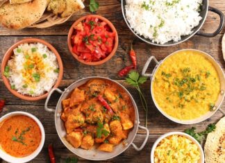 Pakistan, tarih boyunca farklı medeniyetlerin ve kültürlerin kesişim noktası olmuş bir coğrafyada yer alır. Bu durum, Pakistan mutfağına yansımış ve onu hem lezzet hem de çeşitlilik açısından zengin bir hale getirmiştir. Hindistan, Orta Asya ve Orta Doğu etkileri, Pakistan yemek kültürünü şekillendirmiştir. Baharatların ustaca kullanımı, et ve sebzelerin dengeli birleşimi ve aromatik tarifler, Pakistan mutfağının karakteristik özelliklerindendir. Konulu bir haber görseli.