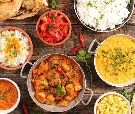 Pakistan, tarih boyunca farklı medeniyetlerin ve kültürlerin kesişim noktası olmuş bir coğrafyada yer alır. Bu durum, Pakistan mutfağına yansımış ve onu hem lezzet hem de çeşitlilik açısından zengin bir hale getirmiştir. Hindistan, Orta Asya ve Orta Doğu etkileri, Pakistan yemek kültürünü şekillendirmiştir. Baharatların ustaca kullanımı, et ve sebzelerin dengeli birleşimi ve aromatik tarifler, Pakistan mutfağının karakteristik özelliklerindendir. Konulu bir haber görseli.