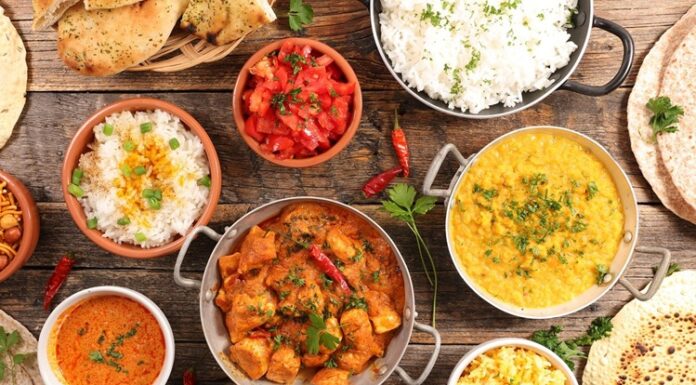 Pakistan Mutfağı Pakistan, tarih boyunca farklı medeniyetlerin ve kültürlerin kesişim noktası olmuş bir coğrafyada yer alır. Bu durum, Pakistan mutfağına yansımış ve onu hem lezzet hem de çeşitlilik açısından zengin bir hale getirmiştir. Hindistan, Orta Asya ve Orta Doğu etkileri, Pakistan yemek kültürünü şekillendirmiştir. Baharatların ustaca kullanımı, et ve sebzelerin dengeli birleşimi ve aromatik tarifler, Pakistan mutfağının karakteristik özelliklerindendir. Konulu bir haber görseli.