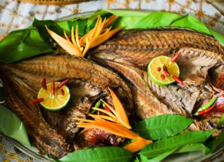 Palau Mutfağı, Pasifik Okyanusu’nda yer alan Palau Cumhuriyeti’nin zengin kültürel ve doğal kaynaklarını sofralara taşıyan eşsiz bir gastronomi anlayışına sahiptir. Ada halkı yüzyıllar boyunca denizden ve tropikal ormanlardan elde ettiği ürünlerle kendine özgü yemekler geliştirmiştir. Balık ve deniz ürünleri, kök sebzeler, tropikal meyveler ve hindistancevizi, Palau mutfağının temel taşlarını oluşturur. Konulu bir haber görseli.