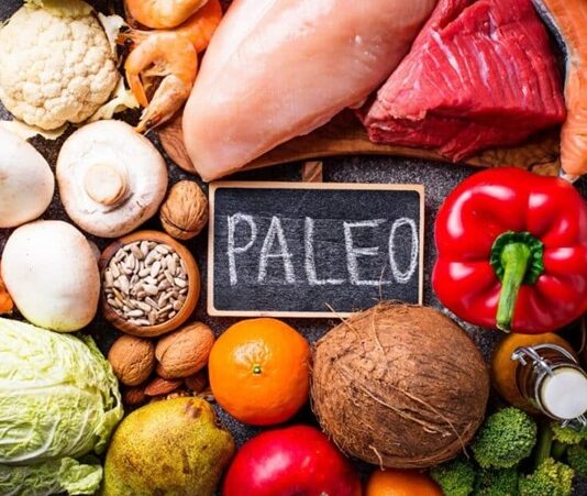 Paleo diyeti, modern beslenme alışkanlıklarından uzaklaşıp atalarımızın doğal beslenme yöntemlerine yaklaşmayı hedefleyen bir yaşam tarzıdır. Bu beslenme biçimi, işlenmiş gıdaları hayatımızdan çıkararak vücudun ihtiyaç duyduğu temel besinleri doğal yollarla almayı teşvik eder. Paleo tarifleri, yalnızca kilo kontrolü sağlamakla kalmaz, aynı zamanda bağışıklık sistemini güçlendirir ve enerji seviyelerini artırır. Günümüzde, sağlıklı yaşam arayışında olan pek çok kişi bu yöntemle beslenerek kendini daha zinde ve mutlu hissetmektedir. Konulu bir haber görseli.