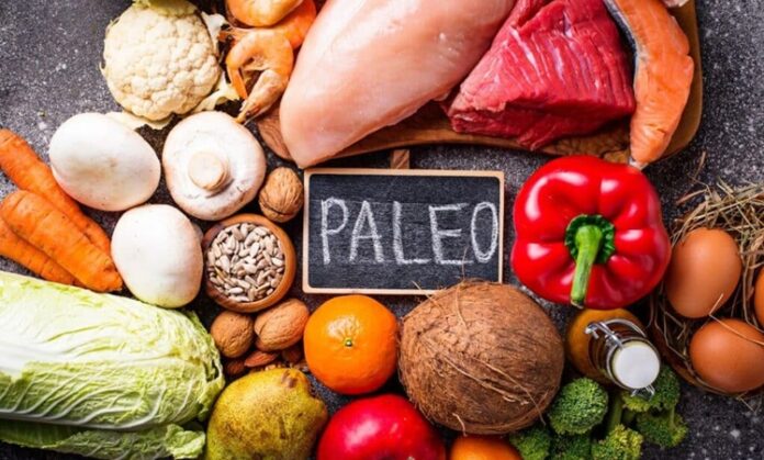Paleo diyeti, modern beslenme alışkanlıklarından uzaklaşıp atalarımızın doğal beslenme yöntemlerine yaklaşmayı hedefleyen bir yaşam tarzıdır. Bu beslenme biçimi, işlenmiş gıdaları hayatımızdan çıkararak vücudun ihtiyaç duyduğu temel besinleri doğal yollarla almayı teşvik eder. Paleo tarifleri, yalnızca kilo kontrolü sağlamakla kalmaz, aynı zamanda bağışıklık sistemini güçlendirir ve enerji seviyelerini artırır. Günümüzde, sağlıklı yaşam arayışında olan pek çok kişi bu yöntemle beslenerek kendini daha zinde ve mutlu hissetmektedir. Konulu bir haber görseli.