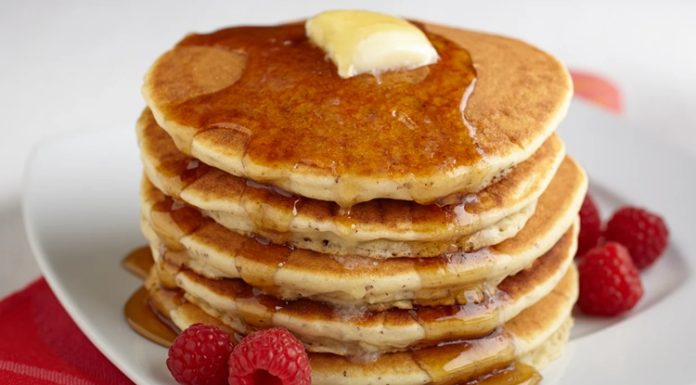 Pancake, görselliği ve lezzetiyle öne çıkar. Ev yapımı tarifler, restoran ve kafelerde sunulan seçeneklerden farklı olarak taze ve doğal malzemelerle hazırlanır.