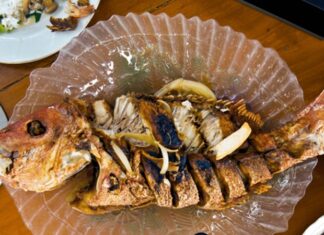 Papua mutfağı, köklü geçmişiyle hem yerel halkın yaşam tarzını hem de bölgenin doğasını yansıtan bir yemek kültürüdür. Pasifik’in doğusunda yer alan Papua, tropikal iklimi ve zengin doğası sayesinde farklı bitkiler, kökler ve meyvelerle dolu bir coğrafyaya sahiptir. Yüzyıllardır süregelen geleneksel yöntemlerle hazırlanan yemekler, yalnızca doyurucu değil aynı zamanda bölgenin kültürel kimliğinin bir parçasıdır. Bu yönüyle Papua yemek kültürü, sadece bir beslenme alışkanlığı değil aynı zamanda bir yaşam biçimi olarak da kabul edilir. Konulu bir haber görseli.