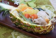 Papua Yeni Gine mutfağı, Pasifik adalarının kendine özgü doğasını ve kültürel çeşitliliğini sofralara taşıyan bir gastronomi hazinesidir. Bu mutfak, doğanın sunduğu tropikal meyveler, kök sebzeler, deniz ürünleri ve avcılıkla elde edilen et çeşitleriyle şekillenir. Yüzyıllardır süregelen geleneksel yöntemlerle hazırlanan yemekler, sadece damak zevkine değil aynı zamanda toplumsal yaşamın da önemli bir parçasına dönüşmüştür. Konulu bir haber görseli.