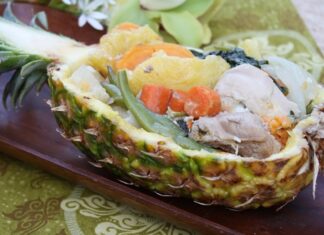 Papua Yeni Gine mutfağı, Pasifik adalarının kendine özgü doğasını ve kültürel çeşitliliğini sofralara taşıyan bir gastronomi hazinesidir. Bu mutfak, doğanın sunduğu tropikal meyveler, kök sebzeler, deniz ürünleri ve avcılıkla elde edilen et çeşitleriyle şekillenir. Yüzyıllardır süregelen geleneksel yöntemlerle hazırlanan yemekler, sadece damak zevkine değil aynı zamanda toplumsal yaşamın da önemli bir parçasına dönüşmüştür. Konulu bir haber görseli.