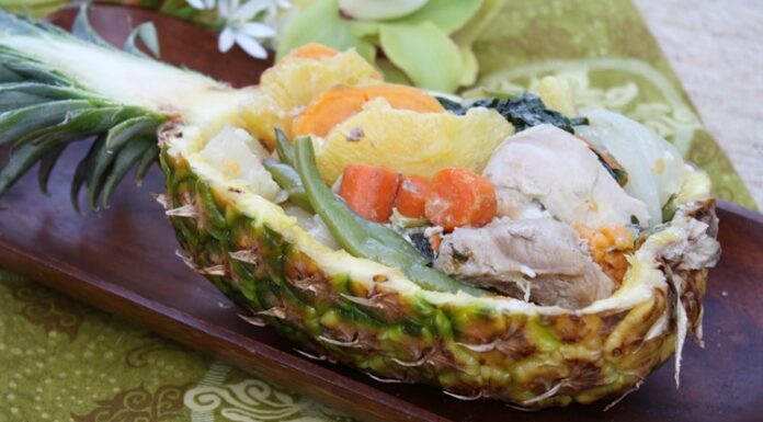 Papua Yeni Gine Papua Yeni Gine mutfağı, Pasifik adalarının kendine özgü doğasını ve kültürel çeşitliliğini sofralara taşıyan bir gastronomi hazinesidir. Bu mutfak, doğanın sunduğu tropikal meyveler, kök sebzeler, deniz ürünleri ve avcılıkla elde edilen et çeşitleriyle şekillenir. Yüzyıllardır süregelen geleneksel yöntemlerle hazırlanan yemekler, sadece damak zevkine değil aynı zamanda toplumsal yaşamın da önemli bir parçasına dönüşmüştür. Konulu bir haber görseli.