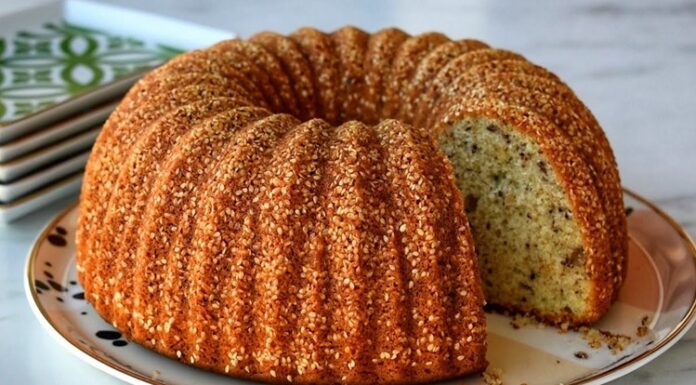 Pastalar ve kekler, yüzyıllardır insan sofralarının en tatlı misafirleri arasında yer alıyor. Farklı kültürlerde kendine has tariflerle şekillenen bu lezzetler, hem özel günlerde hem de günlük yaşamda tatlı bir mutluluk kaynağı. Günümüzde pastacılık ve kek yapımı yalnızca mutfakta zaman geçirmekten ibaret değil, aynı zamanda bir sanat haline gelmiş durumda. Üzerindeki ince detaylar, süslemeler ve farklı tat kombinasyonları, bu tatlıları hem göze hem damağa hitap eden özel lezzetler haline getiriyor. Konulu bir haber görseli.