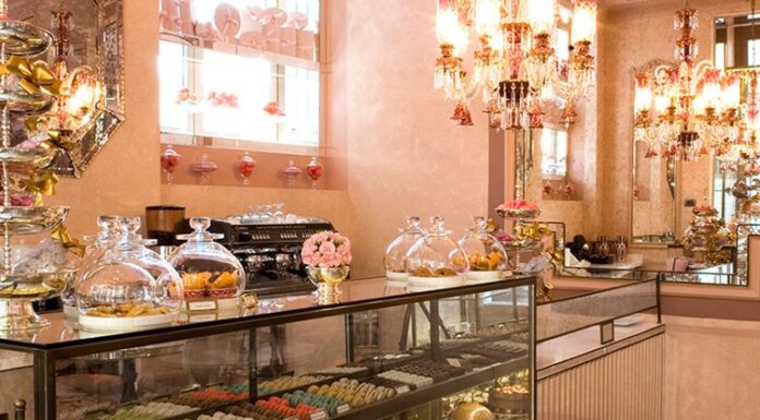 Pastane tatlıları, hem geleneksel hem de modern lezzetleriyle mutfakların vazgeçilmezidir. Her biri özenle hazırlanmış bu tatlılar, sadece damağınızı şenlendirmekle kalmaz, aynı zamanda görsellikleriyle de dikkat çeker. Türkiye’de pastane kültürü, özellikle bayramlarda, özel günlerde ve hafta sonu kahve sohbetlerinde büyük bir yer tutar. İnsanlar sevdiklerine tatlı ikram etmek için pastaneye uğrar, farklı tatları deneyimlemekten keyif alır. Konulu bir haber görseli.