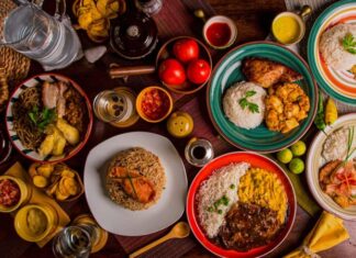 Peru mutfağı, Güney Amerika’nın en dikkat çekici gastronomi kültürlerinden biridir. Sahip olduğu eşsiz lezzet çeşitliliği, ülkenin coğrafi yapısı ve tarih boyunca aldığı kültürel etkilerle şekillenmiştir. Pasifik kıyılarından Amazon ormanlarına, yüksek And Dağları’ndan verimli vadilere kadar uzanan geniş coğrafya, Peru yemekleri için benzersiz malzemeler sunar. Ülkenin mutfağı, yerli halkın geleneksel tarifleri, İspanyol sömürge döneminde gelen yemek kültürü ve Asya ile Afrika’dan gelen göçmenlerin katkılarıyla gelişmiştir. Konulu bir haber görseli.