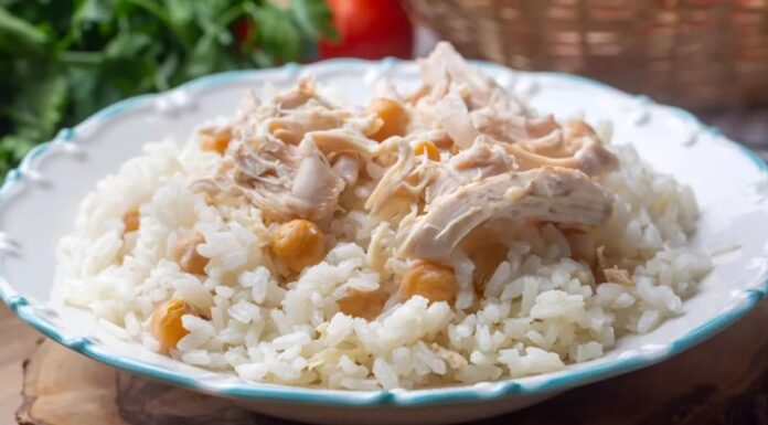 Pilav, dünya mutfaklarının vazgeçilmez yemeklerinden biridir ve özellikle Türk mutfağında özel bir yere sahiptir. Farklı pirinç çeşitleri, pişirme teknikleri ve lezzet artırıcı malzemelerle hazırlanan pilav tarifleri, her sofraya hem lezzet hem de görsel zenginlik katar. Pilav, hem ana yemeklerin yanında tamamlayıcı olarak hem de tek başına doyurucu bir seçenek olarak tercih edilir. Sağlıklı ve dengeli beslenmede de önemli bir yer tutan pilav, farklı kültürlerde pek çok farklı formda karşımıza çıkar. Konulu bir haber görseli.