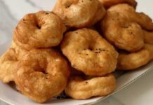 Pişi, Türk mutfağının en sevilen hamur işi lezzetlerinden biridir. Yüzyıllardır kahvaltı sofralarının ve sokak lezzetlerinin vazgeçilmezi olan pişi, hem pratik hazırlanışı hem de doyurucu özelliğiyle öne çıkar. Tarih boyunca Anadolu’nun farklı bölgelerinde farklı isimler ve tariflerle yapılmıştır. Konulu bir haber görseli.