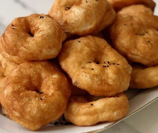 Pişi, Türk mutfağının en sevilen hamur işi lezzetlerinden biridir. Yüzyıllardır kahvaltı sofralarının ve sokak lezzetlerinin vazgeçilmezi olan pişi, hem pratik hazırlanışı hem de doyurucu özelliğiyle öne çıkar. Tarih boyunca Anadolu’nun farklı bölgelerinde farklı isimler ve tariflerle yapılmıştır. Konulu bir haber görseli.