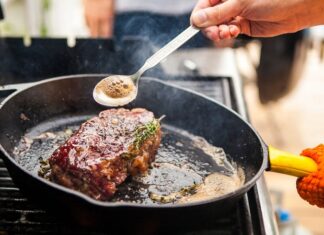 Yemek kültürünün en önemli parçalarından biri olan pişirme, insanlığın binlerce yıllık serüveni boyunca sürekli gelişim göstermiştir. İlk insanların ateşi keşfetmesiyle başlayan bu süreç, zamanla farklı tekniklerin ortaya çıkmasına zemin hazırlamıştır. Izgara, haşlama, fırınlama ya da kızartma gibi yöntemler, sadece yemeklerin lezzetini değil aynı zamanda besin değerlerini de belirleyen unsurlar arasında yer alır. Günümüzde ise pişirme yalnızca bir ihtiyaç olmaktan çıkmış, bir sanat ve kültürel miras haline gelmiştir. Konulu bir haber görseli.