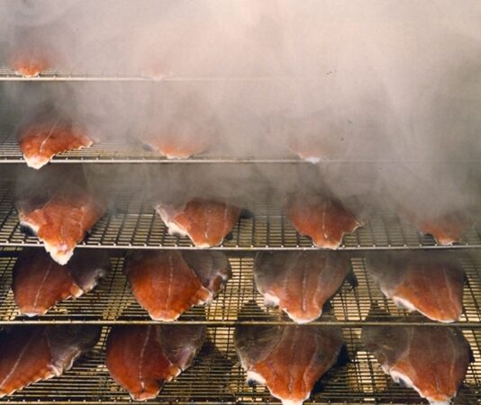 Pişmiş ete tütsüleme, yüzyıllardır hem ev mutfaklarında hem de profesyonel mutfaklarda uygulanan özel bir yöntemdir. Etin piştikten sonra odun, talaş veya aromatik bitkilerle tütsülenmesi, lezzet ve aroma katmanın en etkili yollarından biridir. Bu teknik, özellikle etin doğal tadını koruyarak zenginleştirmesi ile bilinir. Konulu bir haber görseli.