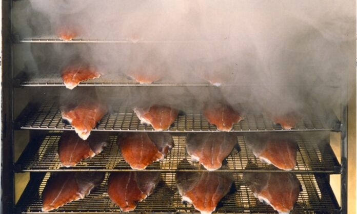 Pişmiş ete tütsüleme, yüzyıllardır hem ev mutfaklarında hem de profesyonel mutfaklarda uygulanan özel bir yöntemdir. Etin piştikten sonra odun, talaş veya aromatik bitkilerle tütsülenmesi, lezzet ve aroma katmanın en etkili yollarından biridir. Bu teknik, özellikle etin doğal tadını koruyarak zenginleştirmesi ile bilinir. Konulu bir haber görseli.