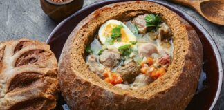 Polonya mutfağı, yüzyıllar boyunca farklı kültürlerin etkisi altında şekillenmiş, zengin ve doyurucu yemek çeşitleriyle tanınan bir gastronomi kültürüdür. Ülkenin tarih boyunca Alman, Rus, Avusturya-Macaristan ve Yahudi mutfaklarından aldığı ilham, günümüzdeki yemek kültürüne damgasını vurmuştur. Polonya yemekleri, hem günlük hayatta hem de özel günlerde önemli bir yere sahiptir. Soğuk iklimin etkisiyle mutfakta daha çok enerji veren, yağlı ve doyurucu yemekler tercih edilir. Bu yemeklerde özellikle et, patates, lahana ve kök sebzeler ön plandadır. Konulu bir haber görseli.