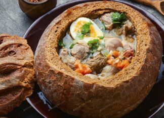 Polonya mutfağı, yüzyıllar boyunca farklı kültürlerin etkisi altında şekillenmiş, zengin ve doyurucu yemek çeşitleriyle tanınan bir gastronomi kültürüdür. Ülkenin tarih boyunca Alman, Rus, Avusturya-Macaristan ve Yahudi mutfaklarından aldığı ilham, günümüzdeki yemek kültürüne damgasını vurmuştur. Polonya yemekleri, hem günlük hayatta hem de özel günlerde önemli bir yere sahiptir. Soğuk iklimin etkisiyle mutfakta daha çok enerji veren, yağlı ve doyurucu yemekler tercih edilir. Bu yemeklerde özellikle et, patates, lahana ve kök sebzeler ön plandadır. Konulu bir haber görseli.