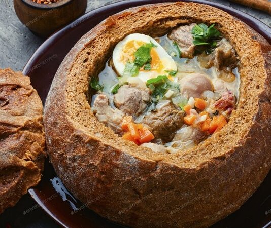 Polonya Mutfağı Polonya mutfağı, yüzyıllar boyunca farklı kültürlerin etkisi altında şekillenmiş, zengin ve doyurucu yemek çeşitleriyle tanınan bir gastronomi kültürüdür. Ülkenin tarih boyunca Alman, Rus, Avusturya-Macaristan ve Yahudi mutfaklarından aldığı ilham, günümüzdeki yemek kültürüne damgasını vurmuştur. Polonya yemekleri, hem günlük hayatta hem de özel günlerde önemli bir yere sahiptir. Soğuk iklimin etkisiyle mutfakta daha çok enerji veren, yağlı ve doyurucu yemekler tercih edilir. Bu yemeklerde özellikle et, patates, lahana ve kök sebzeler ön plandadır. Konulu bir haber görseli.