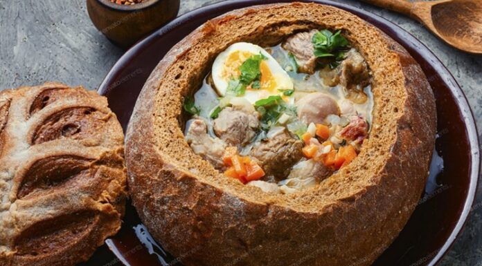 Polonya Mutfağı Polonya mutfağı, yüzyıllar boyunca farklı kültürlerin etkisi altında şekillenmiş, zengin ve doyurucu yemek çeşitleriyle tanınan bir gastronomi kültürüdür. Ülkenin tarih boyunca Alman, Rus, Avusturya-Macaristan ve Yahudi mutfaklarından aldığı ilham, günümüzdeki yemek kültürüne damgasını vurmuştur. Polonya yemekleri, hem günlük hayatta hem de özel günlerde önemli bir yere sahiptir. Soğuk iklimin etkisiyle mutfakta daha çok enerji veren, yağlı ve doyurucu yemekler tercih edilir. Bu yemeklerde özellikle et, patates, lahana ve kök sebzeler ön plandadır. Konulu bir haber görseli.
