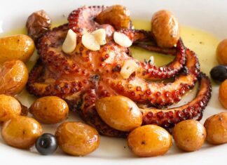 Portekiz mutfağı, yüzyıllar boyunca hem denizcilik geleneğinin hem de farklı kültürlerin etkisiyle şekillenmiş bir gastronomi hazinesidir. Akdeniz’in taze ürünleri, Atlantik Okyanusu’nun zengin deniz mahsulleri ve Güney Amerika ile Afrika’dan gelen baharatlar, Portekiz yemeklerinin karakterini oluşturur. Ülke mutfağı, köklü gelenekleri korurken yenilikçi tatlara da kapı aralar. Konulu bir haber görseli.