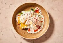 Poşe yumurta, kahvaltı sofralarının ve şık brunch sunumlarının vazgeçilmez tariflerinden biridir. Poşe yumurta, kabuğundan çıkarılan taze yumurtanın kaynar suya doğrudan bırakılmasıyla hazırlanır ve bu işlem yumurtanın akının tamamen pişmesini, sarısının ise akıcı kalmasını sağlar. Konulu bir haber görseli.