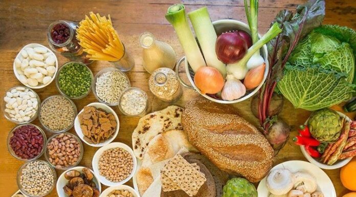 Probiyotik Besinlerle Bağışıklık Gücünü Artıran Doğal Destek Günümüzde sağlıklı yaşam arayışında olan bireyler, beslenme alışkanlıklarını daha bilinçli bir şekilde düzenliyor. Bu noktada probiyotik besinler, hem sindirim sistemi hem de genel bağışıklık sağlığı için önemli bir yere sahip. Bağırsak florasını destekleyen bu doğal gıdalar, vücudun hastalıklara karşı direncini artırırken yaşam kalitesini de yükseltiyor. Konulu bir haber görseli.