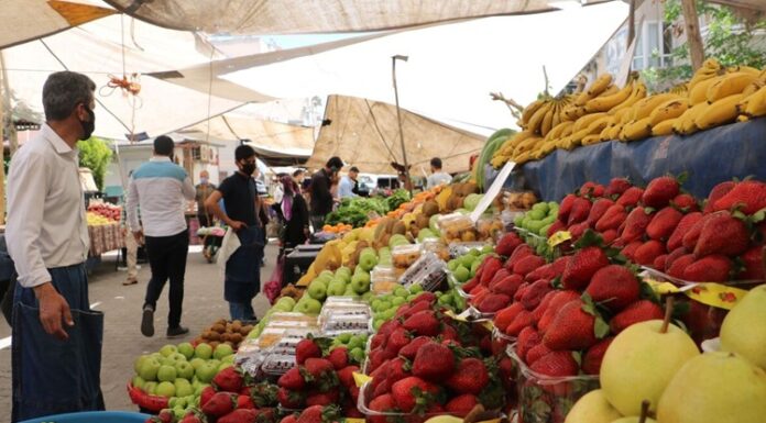 Rengarenk Semt Pazarları Şehrin Kalbi Semt pazarları, şehir hayatının vazgeçilmez parçalarından biridir. Hem ekonomik alışveriş imkânı sunmaları hem de toplumsal bir buluşma noktası olmalarıyla ön plana çıkarlar. Her hafta belirli günlerde kurulan bu pazarlar, şehrin farklı bölgelerindeki insanları bir araya getirir. Tezgâhlarda yer alan taze sebzeler, meyveler, baharatlar ve yerel ürünler, hem damak zevkine hitap eder hem de bölgesel kültürün yaşatılmasına katkı sağlar. Konulu bir haber görseli.