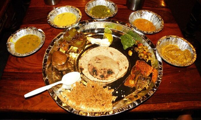 Rajasthani Mutfağı, Hindistan’ın batısında yer alan Rajasthan bölgesine özgü, zengin ve aromatik bir yemek kültürünü temsil eder. Çöl iklimi ve kısıtlı su kaynakları, mutfağın şekillenmesinde belirleyici olmuştur. Bölge halkı, uzun süre dayanabilecek yemekler ve saklama teknikleri geliştirmiştir. Konulu bir haber görseli.